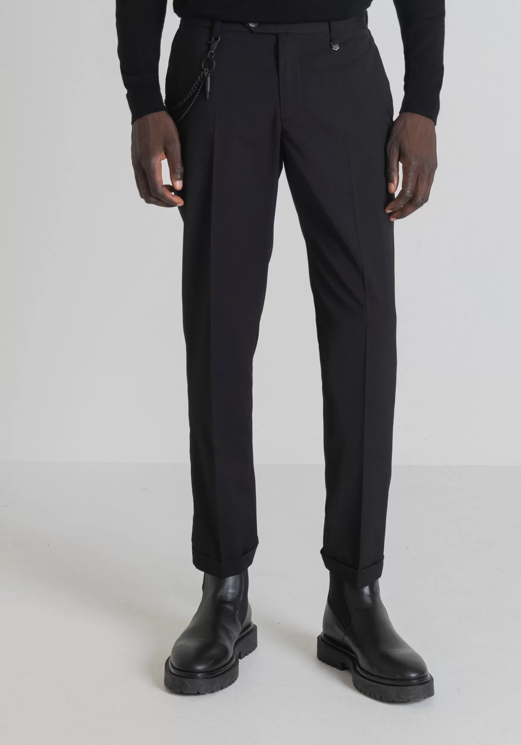 Shop Antony Morato Hose Slim Fit Rad, Knochellang Und Mit Bugelfalte Schwarz