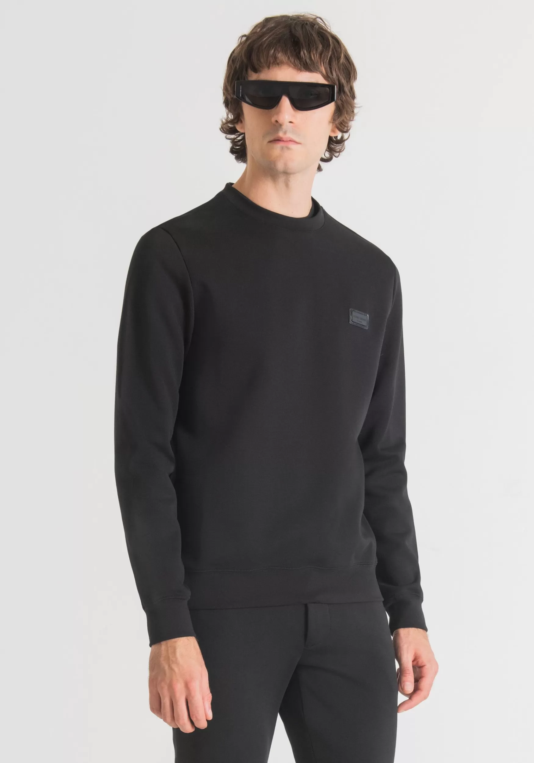 Cheap Antony Morato Rundhals-Sweatshirt Regular Fit Mit Logo-Plakette Auf Der Brust Schwarz