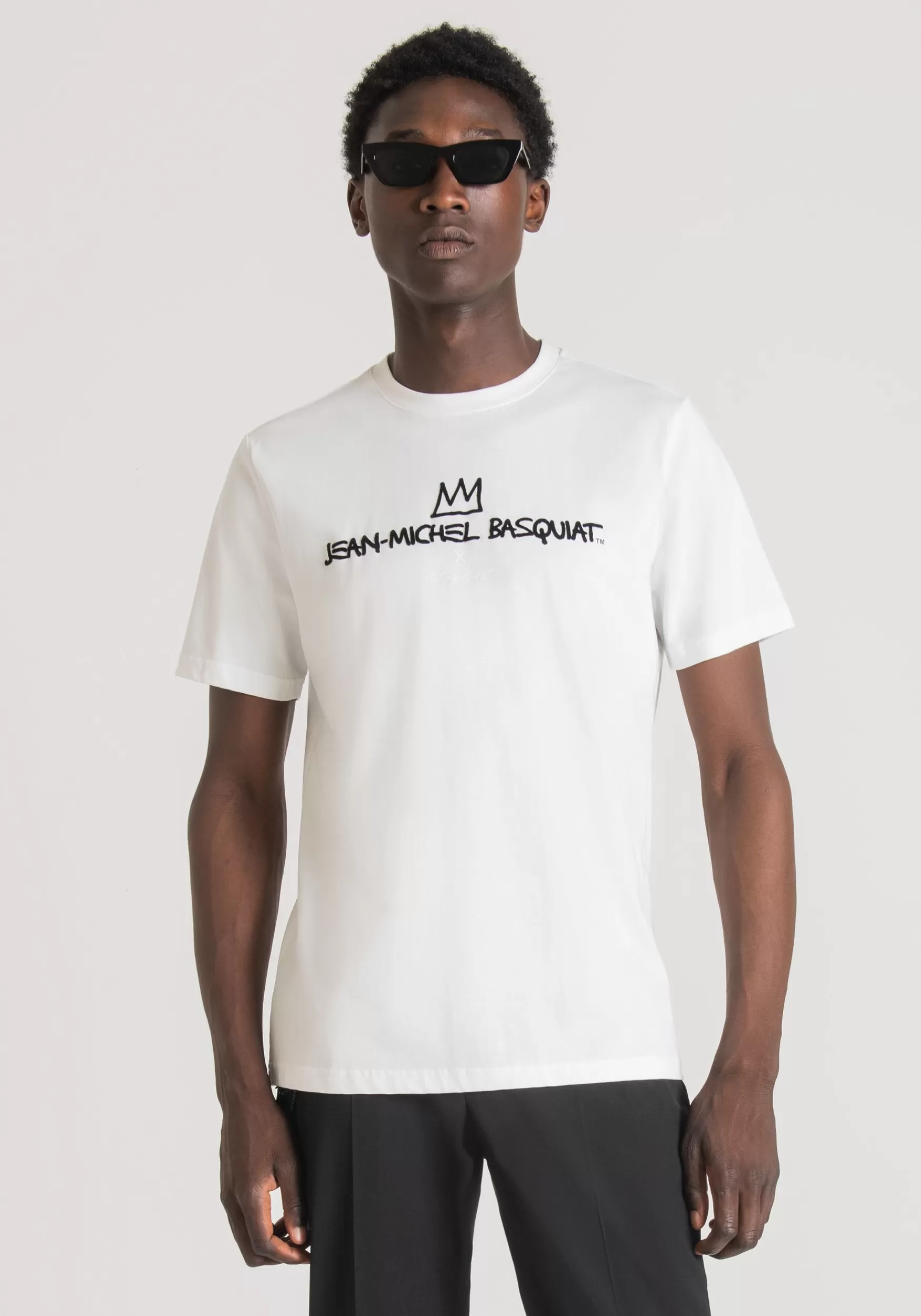 Shop Antony Morato T-Shirt Regular Fit Aus 100 % Baumwolle Mit Basquiat-Print Creme